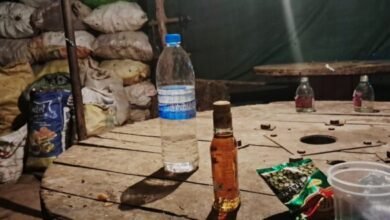 खुलेआम चल रहा पीने- पिलाने का दौर, अवैध चखना सेंटर बनी बार, राहगीर महिलाएं हो रही है छेड़खानी की शिकार 3 IMG 20230205 WA0006 660x330 1