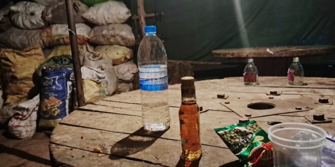खुलेआम चल रहा पीने- पिलाने का दौर, अवैध चखना सेंटर बनी बार, राहगीर महिलाएं हो रही है छेड़खानी की शिकार 1 IMG 20230205 WA0006 660x330 1