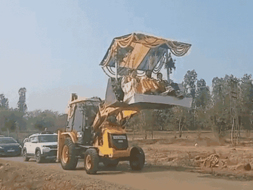 JCB में बारात लेकर पहुंचा दूल्हा : कहा- अपनी शादी में कुछ अलग करना चाहता था, यूट्यूब देखकर लिया आइडिया 1 comp 1 26 1675485557
