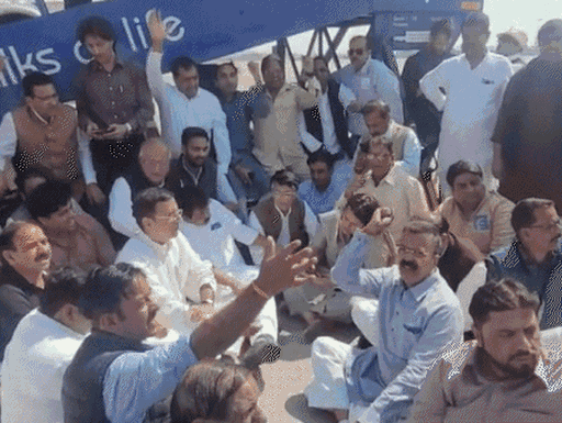 कांग्रेस नेता पवन खेड़ा दिल्ली एयरपोर्ट पर गिरफ्तार: कल रात असम में केस दर्ज, आज विमान से उतार दिया गया 1 comp 12 1677140939