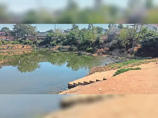 17 लाख रुपए खर्च : तालाब के चारों ओर सुरक्षा दीवार बनाई नहीं, नपा ने पट्टे बांट बसा दिए घर 1 dbcl167525982063da6fac97c8a1febkawardha5 1675274676