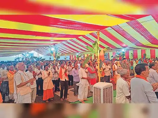 लोहरा में दुर्लभ सत्संग का समापन : सच्चे मन से भगवान को पुकारेंगे तो वे हर समय आपके साथ खड़े नजर आएंगे - गिरी 1 dbcl167526078563da7371cb3e101februarykawardha16 1675275577