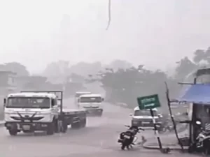 कवर्धा-बिलासपुर नेशनल हाईवे बंद:लगातार बारिश से नदी-नाले उफान पर, हरिनाला पुल के ऊपर 3 फीट तक बह रहा पानी; किसानों की फिक्र बढ़ी 2 2 1695353242