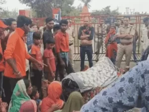 चौकी के बाहर शव रखकर प्रदर्शन:परिजन ने युवक के ससुर पर लगाया हत्या का आरोप, कहा- बेटे को ट्रेन से धक्का देकर मार डाला 1 comp 16 1 1694269531