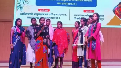 ये तस्वीर नेशनल हाइवे- 130 ए की है। पोंडी से पंडरिया होते हुए मुंगेली तक 60 किमी यह सड़क पूरी तरह से खराब हो चुकी है। जगह-जगह सिर्फ गड्ढे हैं, जिससे आवागमन मुश्किल हो गया है। अगर वाहन चालक संभलकर नहीं चले, तो उनके साथ हादसे होने की आशंका बनी रहती है। हाइवे पर पोंडी से पंडरिया तक 25 किमी और पंडरिया से करीब 35 किमी दूर मुंगेली है। ये पूरी सड़क खराब हो चुकी है। पंडरिया से मुंगेली मार्ग पर पौनी, खैरा, फास्टरपुर, सिल्ली-दाबो, चातरखार के पास तालाबनुमा गड्ढे हो गए हैं। सड़क पर आवागमन करते समय वाहनों की लाइन लग जाती है। परेशानी बढ़ रही है। 11 dbcl 169511684965096e313d9d7 19septemberkawardha01