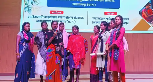 ये तस्वीर नेशनल हाइवे- 130 ए की है। पोंडी से पंडरिया होते हुए मुंगेली तक 60 किमी यह सड़क पूरी तरह से खराब हो चुकी है। जगह-जगह सिर्फ गड्ढे हैं, जिससे आवागमन मुश्किल हो गया है। अगर वाहन चालक संभलकर नहीं चले, तो उनके साथ हादसे होने की आशंका बनी रहती है। हाइवे पर पोंडी से पंडरिया तक 25 किमी और पंडरिया से करीब 35 किमी दूर मुंगेली है। ये पूरी सड़क खराब हो चुकी है। पंडरिया से मुंगेली मार्ग पर पौनी, खैरा, फास्टरपुर, सिल्ली-दाबो, चातरखार के पास तालाबनुमा गड्ढे हो गए हैं। सड़क पर आवागमन करते समय वाहनों की लाइन लग जाती है। परेशानी बढ़ रही है। 1 dbcl 169511684965096e313d9d7 19septemberkawardha01