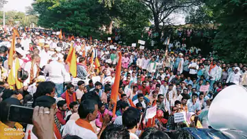 समस्या बताने कलेक्टर कार्यालय जा रहे किसानों को पुलिस ने बैरिकेड्स लगा सौ मीटर पहले रोका 1 dbcl 16968528336523eb6129dfe 09oct kawardha 30