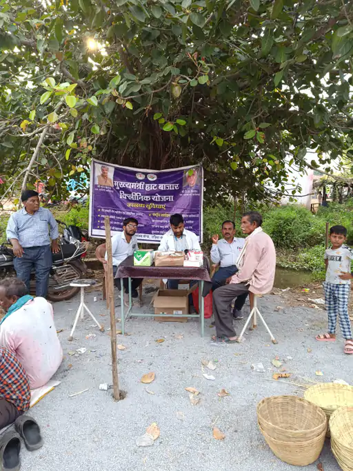 अभी आचार संहिता है : बाजार क्लीनिक के बैनर में सीएम की तस्वीर, लोहारा की दीवारों से पोस्टर हटाना भूले 1 dbcl 16972070686529531c10a79 13octkawardha9