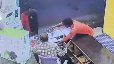 रायगढ़ की मोबाइल शॉप में चोरी CCTV में कैद:इयरफोन खरीदने पहुंचे थे शातिर, बातों में उलझाकर काउंटर में रखे 50 हजार रुपए ले गए 60 image 7 1696088909