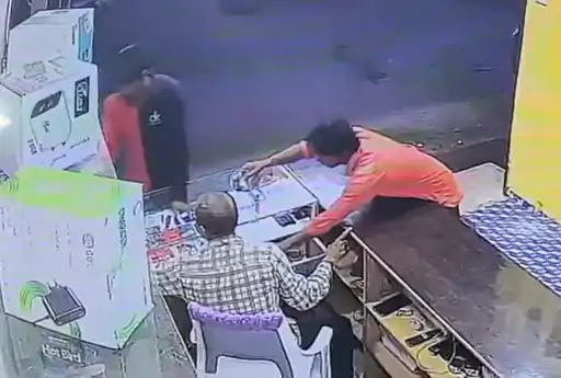 रायगढ़ की मोबाइल शॉप में चोरी CCTV में कैद:इयरफोन खरीदने पहुंचे थे शातिर, बातों में उलझाकर काउंटर में रखे 50 हजार रुपए ले गए 1 image 7 1696088909