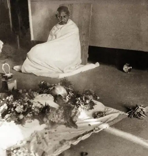 टेलीफोन से बात, आखिरी पलों में कस्तूरबा के साथ:कभी हंसते, कभी उदास; महात्मा गांधी की 21 देखी-अनदेखी तस्वीरें 3 घंटे पहले 1 kasturba 1696155720