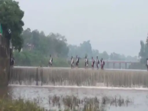 नदी में खतरे से खेल रहीं स्कूली बच्चियां:जान हथेली पर रख पार कर रहे एनिकट, बगल में पुलिस चौकी, सुरक्षा के इंतजाम नहीं 1 kawardha 1696081022