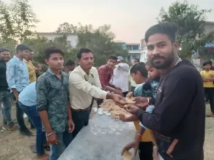 मां काली कात्यायनी उत्सव समिति ने खीर-पूड़ी का प्रसाद वितरण किया 2 dbcl 1700487645655b61dd7176e 20novemberkawardha05