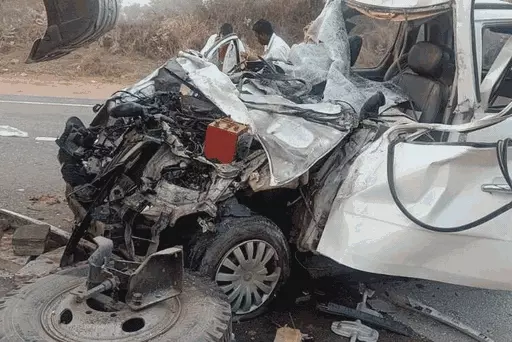 ट्रक से टकराई पुलिस वैन, 6 की मौत:प्रधानमंत्री मोदी की सभा में ड्यूटी के लिए झुंझुनूं जा रहे थे, 1 की हालत गंभीर 1 ezgifcom crop 1700368008