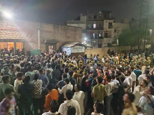 जोधपुर में 3 घंटे हंगामे के बाद फिर वोटिंग शुरू:6 बजे बाद मतदान होने पर उग्र हुए भाजपा कार्यकर्ता; धरना-प्रदर्शन किया 1 whatsapp image 2023 11 25 at 200909 1700925327