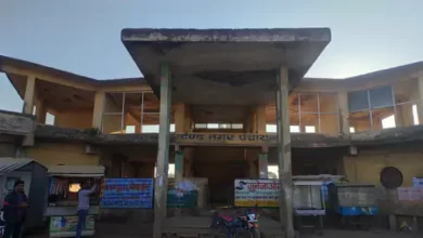 बस स्टैंड जर्जर: लाखों खर्च कर बनाया बाजार शेड खाली पड़ा 43 dbcl 17018694236570776f8f397 6deckawardha8