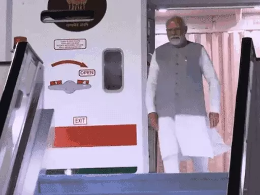 COP28 में शामिल होने दुबई पहुंचे PM मोदी:आज वर्ल्ड क्लाइमेट एक्शन समिट को संबोधित करेंगे; क्लाइमेट फाइनेंस पर होगी चर्चा 1 ezgifcom resize 8 1701370365