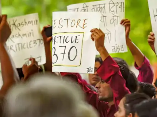 जम्मू-कश्मीर से 370 हटाने का फैसला बरकरार:सुप्रीम कोर्ट ने कहा- आर्टिकल 370 अस्थायी था; राज्य में सितंबर 2024 तक चुनाव कराने का आदेश 1 hearing 370 sc 730 1692872803 1