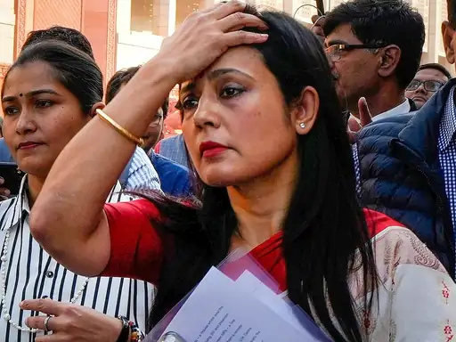 सुरक्षा चूक मामले में संसद में हंगामा:डेरेक ओ'ब्रायन पूरे सत्र के लिए राज्यसभा से सस्पेंड; सभापति के पास जाकर नारेबाजी कर रहे थे 1 mahua11702035836 1 1702211676