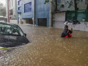 आंध्र प्रदेश से आज 1 बजे टकराएगा साइक्लोन मिचौंग:110 KMPH की रफ्तार से हवाएं चलेंगी; चेन्नई में 8 की मौत, 16 घंटे बाद एयरपोर्ट शुरू 2 reeeeet5 1701754903