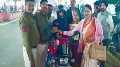 हेलमेट पहनने वालों को मिले गुलाब:ट्रैफिक नियमों का पालन करने वालों का हुआ सम्मान; सड़क सुरक्षा अभियान के दौरान 2500 लोगों को लर्निंग लाइसेंस 11 44412815101111111110191010101010101001010101011011 1706299970 1