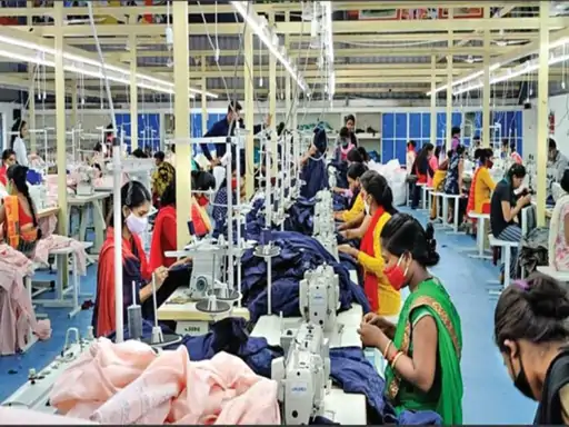 रायपुर की पहली गारमेंट फैक्ट्री में अप्रैल से बनेंगे कपड़े:पीपीपी मोड में संचालन, पांच साल के लिए कंपनी से करेंगे एग्रीमेंट, दो कंपनियों ने भरा टेंडर 1 orig orig2 11627858174 1705097444