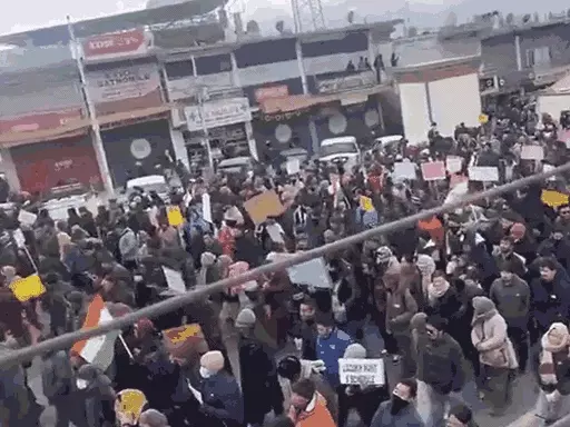 लद्दाख को पूर्ण राज्य का दर्जा देने की मांग:ठंड में हजारों लोग सड़कों पर उतरे, कहा- लेह-कारगिल को संसद में अलग-अलग सीट दें 1 12 1707020816