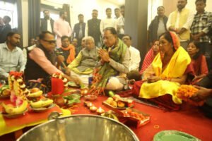 मुख्यमंत्री साय ने धर्मपत्नी के साथ गृहग्राम बगिया के मुख्यमंत्री कैंप कार्यालय का किया शुभारंभ 2 1707637961 c375673c66956b1ab474