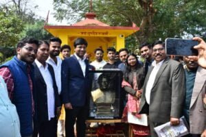 मुख्यमंत्री विष्णु देव साय ने कैम्प कार्यालय में पूर्व प्रधानमंत्री भारत रत्न स्वर्गीय अटल बिहारी वाजपेयी की मूर्ति का किया अनावरण 2 1707639975 5ef6940676f555e118b6