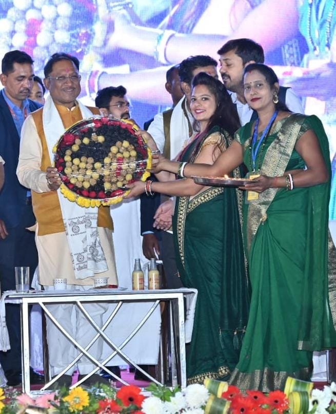 मुख्यमंत्री विष्णुदेव साय को महिला स्व सहायता समूह की बहनों ने दिया जन्मदिन पर अनोखा तोहफा 1 1708495219 25c99d1cb5cd73c05eb9