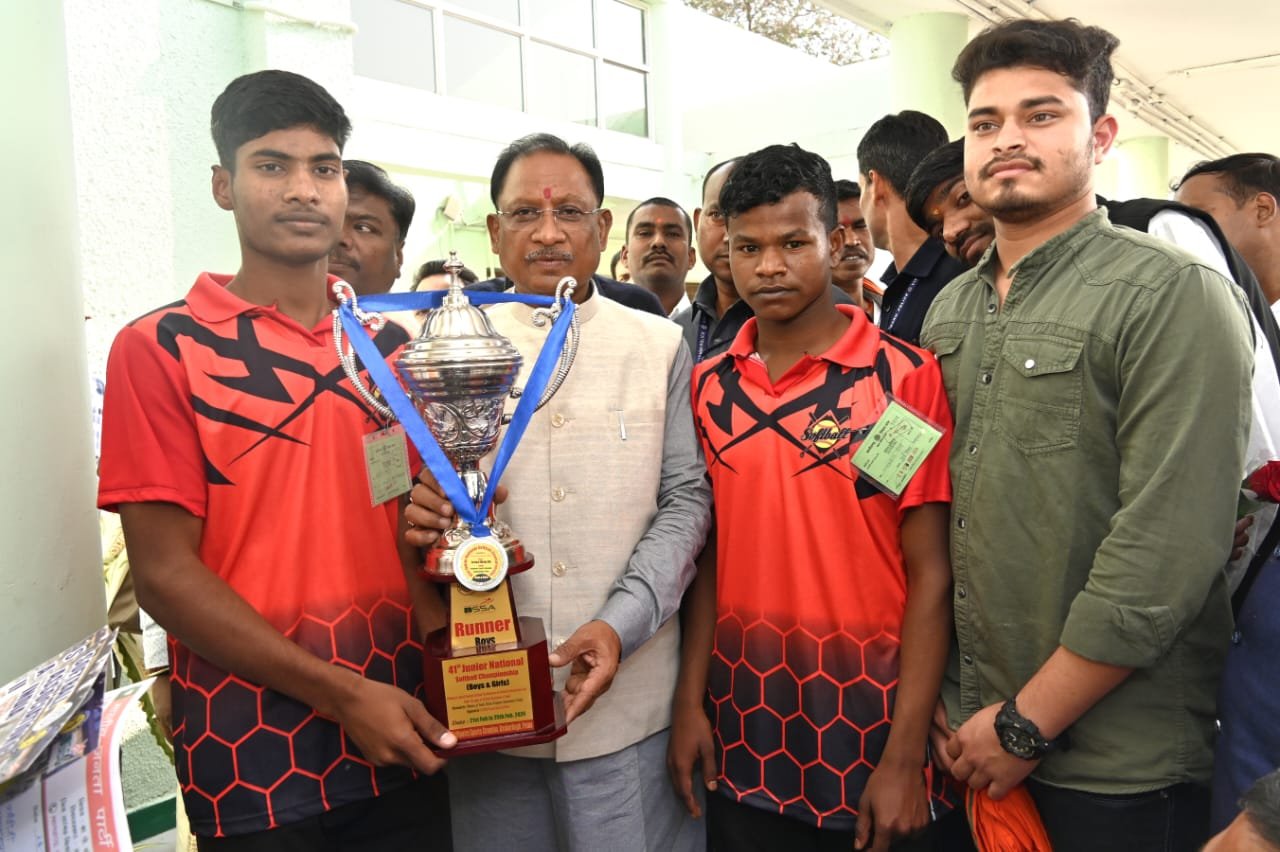 मुख्यमंत्री साय से सॉफ्ट बाल खिलाड़ी साकेत व चंद्रहास ने की मुलाकात 1 1709122009 9361cceab85b13285466