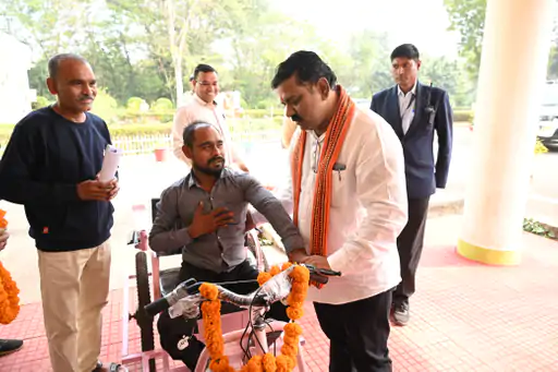 उप मुख्यमंत्री को परेशानी बताते ही मिली ट्रायसिकल 1 206 170696097365be284d6a207 3febkawardha13