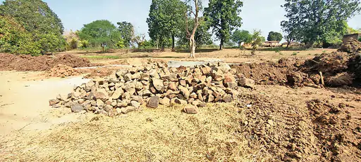 स्टापडैम निर्माण पर ग्रामीणों ने उठाया सवाल, गुणवत्ताहीन निर्माण का आरोप 1 206 170748453165c62573ce31a 09fabkwd33