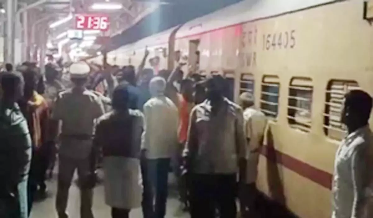 अयोध्या से लौट रही ट्रेन को जलाने की धमकी, आरोपी की तत्काल हुई गिरफ्तारी 1 3556224 untitled 45