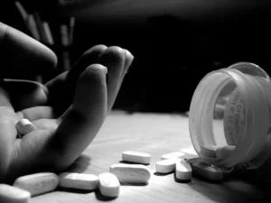 शिक्षा अधिकारी ने किया सुसाइड, कीटनाशक पीकर दे दी जान 2 3568052 suai d