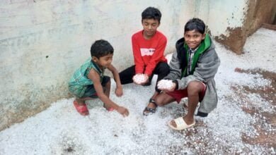 कवर्धा जिले के वनांचल क्षेत्रों में जमकर ओलावृष्टि: सड़कों पर बिछी सफेद चादर, पहाड़ों जैसा दिखा नजारा, देखिए खास तस्वीरें 1 3c9658e2 fd13 42d4 86bf 62b669891275