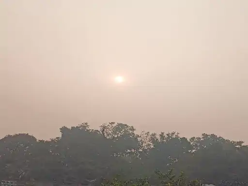 अंबिकापुर सबसे ज्यादा ठंडा, तिल्दा सबसे गर्म रहा:छत्तीसगढ़ में आज मौसम साफ रहेगा; अगले 5 दिन तापमान में बदलाव नहीं रायपुर3 घंटे पहले छत्तीसगढ़ में आज मौसम साफ रहेगा। - Dainik Bhaskar छत्तीसगढ़ में आज मौसम साफ रहेगा। छत्तीसगढ़ में आज मौसम साफ रहेगा। अगले 5 दिनों में अधिकतम और न्यूनतम तापमान कोई विशेष बदलाव होने के आसार नही हैं। शुक्रवार को प्रदेश के सरगुजा, जशपुर और कोरबा जिले में हल्की बारिश हुई। जशपुर में 8 मिलीमीटर बारिश रिकॉर्ड की गई। मौसम विभाग के मुताबिक 5 फरवरी को सरगुजा , बिलासपुर और दुर्ग संभाग में हल्की बारिश के आसार बन रहे हैं। शुक्रवार को प्रदेश में सबसे कम न्यूनतम तापमान अंबिकापुर में 11 डिग्री रिकॉर्ड किया। वहीं तिल्दा में सबसे ज्यादा 31.1 डिग्री अधिकतम तापमान रहा। तीन जिलों में हुई बारिश तीन जिलों में हुई बारिश रायपुर में रहा धूप-छांव का खेल शुक्रवार को रायपुर में सुबह कोहरे के साथ हल्के बादल छाए रहे। वहीं, दोपहर में मौसम धूप-छांव वाला रहा। रात का तापमान 20.1 डिग्री और अधिकतम 28.6 डिग्री रिकॉर्ड किया गया। रात का तापमान औसत से 5 डिग्री ज्यादा रहा। आज शहर में अधिकतम तापमान 30 डिग्री और न्यूनतम 17 डिग्री के आसपास रहने की संभावना है। सरगुजा संभाग के इन जिलों में हुई बूंदा-बांदी शुक्रवार को सरगुजा संभाग के अंबिकापुर और जशपुर जिले के हल्की बारिश हुई। सूरजपुर में 8 मिलीमीटर बारिश दर्ज की गई। वहीं, सीतापुर में 2.7 मिलीमीटर बारिश हुई, न्यूनतम तापमान 11 डिग्री और कोरिया में रात का तापमान 12.4 डिग्री रहा। छत्तीसगढ़ के जिलों में अधिकतम तापमान की स्थिति। छत्तीसगढ़ के जिलों में अधिकतम तापमान की स्थिति। बिलासपुर में औसत से ज्यादा तापमान बिलासपुर में दिन और रात का पारा औसत से ज्यादा रिकॉर्ड किया गया। अधिकतम तापमान 30.2 डिग्री पहुंच गया जो औसत से 3 डिग्री ज्यादा रहा ।न्यूनतम तापमान 17.2डिग्री रहा, जो औसत से 2 डिग्री ज्यादा है। दुर्ग में बढ़ा दिन का टेंप्रेचर दुर्ग में दिन और रात का पारा औसत से 2 से 3 डिग्री अधिक रिकॉर्ड किया गया। यहां न्यूनतम तापमान 17.2 डिग्री दर्ज हुआ, वहीं अधिकतम तापमान 30.4 डिग्री रिकॉर्ड किया गया । छत्तीसगढ़ के जिलों में न्यूनतम तापमान की स्थिति। छत्तीसगढ़ के जिलों में न्यूनतम तापमान की स्थिति। पेंड्रा में दिन का तापमान बढ़ा पेंड्रा में दिन और रात का तापमान बढ़ा है। दिन का औसत पारा 4 डिग्री और रात का औसत पार 1 डिग्री अधिक रिकॉर्ड किया गया। यहां न्यूनतम तापमान 13.3 डिग्री और अधिकतम तापमान 27.8 डिग्री रहा। इन शहरों में रात का तापमान शहर न्यूनतम तापमान सामान्य से अंतर रायपुर 20.1 डिग्री +5 डिग्री रायपुर, माना 19.2 डिग्री +5डिग्री बिलासपुर 17.2 डिग्री +2 डिग्री अंबिकापुर 11.0 डिग्री +3 डिग्री पेंड्रा 13.2 डिग्री +1 डिग्री दुर्ग 17.2 डिग्री +2डिग्री राजनांदगांव 19 डिग्री +6 डिग्री जगदलपुर 15.5 डिग्री +3 डिग्री खबरें और भी हैं... घरों की दीवारों पर दरारें, स्कूल का गिरा प्लास्टर: बिलासपुर में माइंस में ब्लास्टिंग से 50 से ज्यादा गांव प्रभावित; 4 खदानें सील बिलासपुर में माइंस में ब्लास्टिंग से 50 से ज्यादा गांव प्रभावित; 4 खदानें सील|छत्तीसगढ़,Chhattisgarh - Dainik Bhaskar 0:21 छत्तीसगढ़ साय सरकार में रिटायर्ड IPS की पहली संविदा नियुक्ति: राजेश मिश्रा बनाए गए OSD; जानिए पिछली सरकार में कितने अफसर रिटायरमेंट बाद भी रहे पावरफुल राजेश मिश्रा बनाए गए OSD; जानिए पिछली सरकार में कितने अफसर रिटायरमेंट बाद भी रहे पावरफुल|छत्तीसगढ़,Chhattisgarh - Dainik Bhaskar छत्तीसगढ़ छत्तीसगढ़ में IT के निशाने पर पूर्व CM के करीबी: इनमें बेटे का पार्टनर, पूर्व मंत्री, कारोबारी; फर्जी ED अफसरों को 2 करोड़ देकर फंसे इनमें बेटे का पार्टनर, पूर्व मंत्री, कारोबारी; फर्जी ED अफसरों को 2 करोड़ देकर फंसे|छत्तीसगढ़,Chhattisgarh - Dainik Bhaskar 0:45 छत्तीसगढ़ 8 फरवरी को रायगढ़ पहुंचेगी न्याय यात्रा: 11 से 14 फरवरी तक छत्तीसगढ़ में रहेगी; 500 किलोमीटर का तय होगा सफर 11 से 14 फरवरी तक छत्तीसगढ़ में रहेगी; 500 किलोमीटर का तय होगा सफर|छत्तीसगढ़,Chhattisgarh - Dainik Bhaskar 0:31 छत्तीसगढ़ CGPSC के रिजल्ट जारी, भीम कुमार ने किया टॉप: कृषि विभाग के 7 सहायक संचालक पद के लिए हुए थे एग्जाम; देखिए सिलेक्शन लिस्ट कृषि विभाग के 7 सहायक संचालक पद के लिए हुए थे एग्जाम; देखिए सिलेक्शन लिस्ट|छत्तीसगढ़,Chhattisgarh - Dainik Bhaskar 0:38 छत्तीसगढ़ छत्तीसगढ़ के 12 मंत्रियों को अलग-अलग जिलों का प्रभार: अरुण साव को बिलासपुर, कोरबा और बेमेतरा की जिम्मेदारी; संजय श्रीवास्तव समेत 4 नेता बने महामंत्री अरुण साव को बिलासपुर, कोरबा और बेमेतरा की जिम्मेदारी; संजय श्रीवास्तव समेत 4 नेता बने महामंत्री|छत्तीसगढ़,Chhattisgarh - Dainik Bhaskar छत्तीसगढ़ कांग्रेस ने जलाया सरकार का पुतला, थाने को घेरा कांग्रेस ने जलाया सरकार का पुतला, थाने को घेरा|कबीरधाम,kabirdham - Dainik Bhaskar कबीरधाम भाजपा ने लोकसभा चुनाव तैयारियां की तेज: संगठन ने बनाया पैनल, जातिगत समीकरण में फंसीं 2 सीटें, 9 पर नए चेहरे उतारने की तैयारी संगठन ने बनाया पैनल, जातिगत समीकरण में फंसीं 2 सीटें, 9 पर नए चेहरे उतारने की तैयारी|रायपुर,Raipur - Dainik Bhaskar रायपुर केंद्र सरकार का 60किमी में एक ही टोल का नियम: लेकिन बिलासपुर रोड पर 46 किमी में 3 नाके, सब पर हो रही वसूली लेकिन बिलासपुर रोड पर 46 किमी में 3 नाके, सब पर हो रही वसूली|बिलासपुर,Bilaspur (Chhattisgarh) - Dainik Bhaskar बिलासपुर बटालियन में सभी के लिए पद व काम तय: पहली बार पढि़ए...बस्तर में मौजूद देश की इकलौती नक्सल बटालियन, टेकलगुड़म हमले के पीछे भी यही पहली बार पढि़ए...बस्तर में मौजूद देश की इकलौती नक्सल बटालियन, टेकलगुड़म हमले के पीछे भी यही|छत्तीसगढ़,Chhattisgarh - Dainik Bhaskar छत्तीसगढ़ हवा में नमी के कारण मौसम में उतार-चढ़ाव: प्रदेश में 5 दिनों तक गर्मी, दिन-रात का पारा सामान्य से ज्यादा प्रदेश में 5 दिनों तक गर्मी, दिन-रात का पारा सामान्य से ज्यादा|रायपुर,Raipur - Dainik Bhaskar रायपुर पिछले साल नालों पर बने 50 कब्जे हटाए: नालों पर बनी छोटी दुकानों के कब्जे हटाए लेकिन दो साल में एक भी बड़े बिल्डर पर कार्रवाई नहीं की नालों पर बनी छोटी दुकानों के कब्जे हटाए लेकिन दो साल में एक भी बड़े बिल्डर पर कार्रवाई नहीं की|रायपुर,Raipur - Dainik Bhaskar रायपुर खाली प्लाट के चारों ओर लगेगी फेंसिंग: ईडब्ल्यूएस की 100 एकड़ से ज्यादा जमीन पर अभी मकान नहीं, खेल मैदान बनाएंगे ईडब्ल्यूएस की 100 एकड़ से ज्यादा जमीन पर अभी मकान नहीं, खेल मैदान बनाएंगे|रायपुर,Raipur - Dainik Bhaskar रायपुर पिक एंड ड्रॉप फ्री की सुविधा एक दिन में फेल: पर्ची पर टाइमिंग को लेकर दिनभर लोगों का ठेका कर्मचारियों के साथ होता रहा विवाद पर्ची पर टाइमिंग को लेकर दिनभर लोगों का ठेका कर्मचारियों के साथ होता रहा विवाद|रायपुर,Raipur - Dainik Bhaskar रायपुर मुखबिर की सूचना कर बड़ी कार्रवाई: निजी अस्पताल में काम करने वाली महिलाएं चला रही थीं बच्चा खरीदी-बिक्री का रैकेट निजी अस्पताल में काम करने वाली महिलाएं चला रही थीं बच्चा खरीदी-बिक्री का रैकेट|रायपुर,Raipur - Dainik Bhaskar रायपुर विस्फोट व अन्य दस्तावेज नहीं दिखा सके प्रोपाइटर: चार क्रशर सील, चार रेत भंडारण पर बनाई जब्ती, 6 हाइवा पकड़े चार क्रशर सील, चार रेत भंडारण पर बनाई जब्ती, 6 हाइवा पकड़े|बिलासपुर,Bilaspur (Chhattisgarh) - Dainik Bhaskar बिलासपुर बादलों के कारण तापमान 30 डिग्री से पार हुआ, न्यूनतम भी 17 से ज्यादा, ठंड के अभी और कम होने का अनुमान बादलों के कारण तापमान 30 डिग्री से पार हुआ, न्यूनतम भी 17 से ज्यादा, ठंड के अभी और कम होने का अनुमान|बिलासपुर,Bilaspur (Chhattisgarh) - Dainik Bhaskar बिलासपुर टैक्स नहीं देने वाले 10 बड़े बकायादारों को नोटिस, कई 10 साल से नहीं दे रहे टैक्स नहीं देने वाले 10 बड़े बकायादारों को नोटिस, कई 10 साल से नहीं दे रहे|बिलासपुर,Bilaspur (Chhattisgarh) - Dainik Bhaskar बिलासपुर सचिन पायलट के नेतृत्व में तैयारियों पर हुई चर्चा, पूर्व विधायक शैलेष पांडेय बैठक में शामिल हुए सचिन पायलट के नेतृत्व में तैयारियों पर हुई चर्चा, पूर्व विधायक शैलेष पांडेय बैठक में शामिल हुए|बिलासपुर,Bilaspur (Chhattisgarh) - Dainik Bhaskar बिलासपुर रात 10 बजे से सुबह 6 बजे तक तेज आवाज में डीजे बजाने पर लगी रोक रात 10 बजे से सुबह 6 बजे तक तेज आवाज में डीजे बजाने पर लगी रोक|बिलासपुर,Bilaspur (Chhattisgarh) - Dainik Bhaskar बिलासपुर भारत भारत 1 befunky photo 7 1706927626