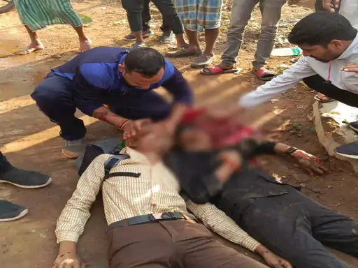 कवर्धा में तेज रफ्तार बाइक और स्कूटी की भिड़ंत:3 स्कूली छात्रों का फटा सिर, एक की हालत गंभीर, स्कूल जाते समय हुआ हादसा 1 whatsapp image 2024 02 21 at 105834 am 1708500767