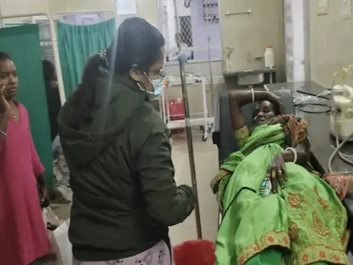 घर में घुसकर 50 साल की महिला के सीने में गोली मार दी:मनेंद्रगढ़ में पानी मांगने के बहाने पहुंचे थे 2 बदमाश; सीने में दांए तरफ धंसी बुलेट 1 whatsapp image 2024 02 26 at 20343456b86629 1708975959