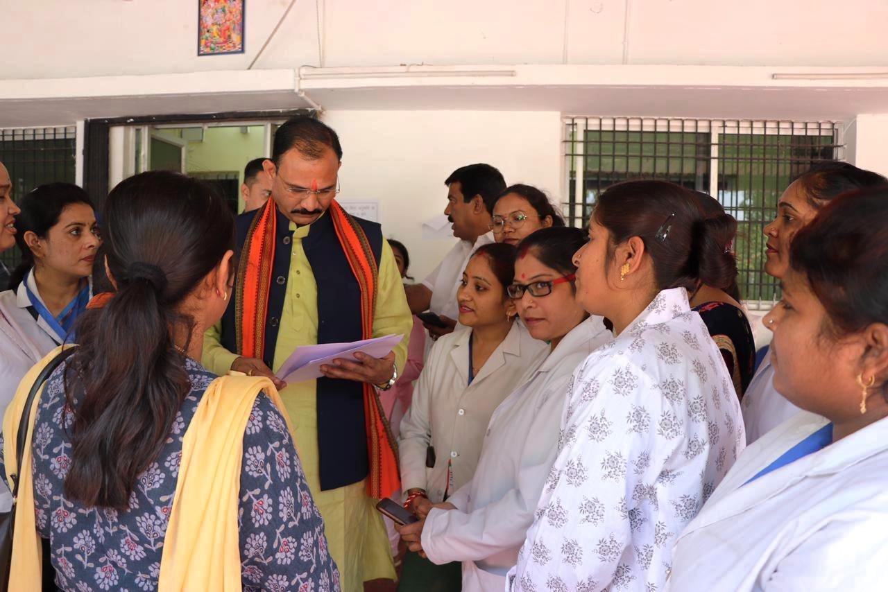 मिलेगी 27 फीसदी वेतन वृद्धी अन्य राज्यों में हुए नियमतीकरण का होगा अध्ययन, स्वास्थ्य मंत्री ने संविदा कर्मियों को किया आश्वस्त 1 1710411344 a9d9f4a23ca5c4251710