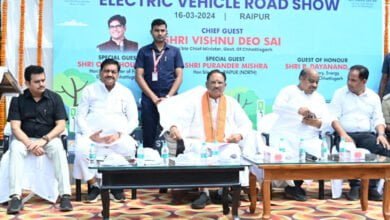 क्रेडा द्वारा आयोजित सड़क सुरक्षा जागरूकता कार्यक्रम में शामिल हुए मुख्यमंत्री, इलेक्ट्रिक वाहन रैली को झंडी दिखाकर रोड शो का किया शुभारंभ 3 1710576669 0240d1c7d83d2f41ca2e
