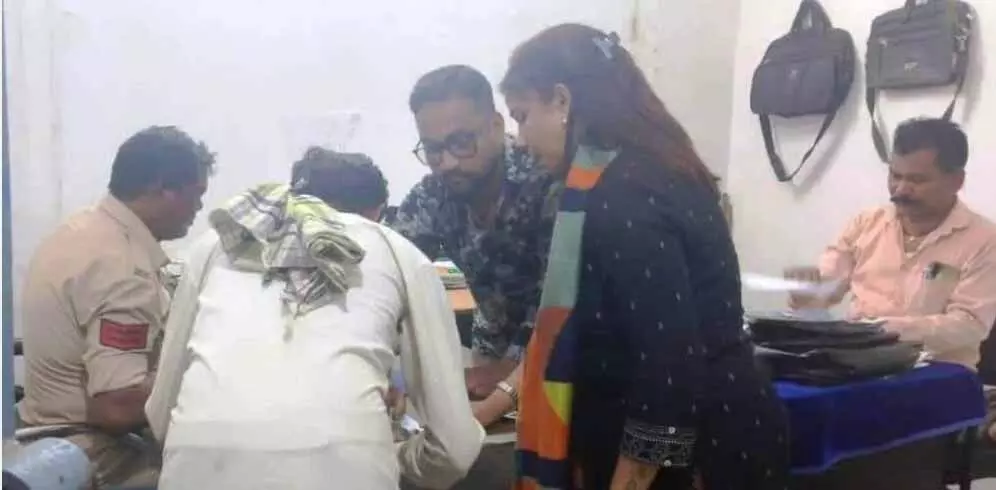 अश्लील हरकत करने वाला टीचर सस्पेंड, छात्राओं ने की गिरफ्तारी की मांग 1 3589772 untitled 41 copy