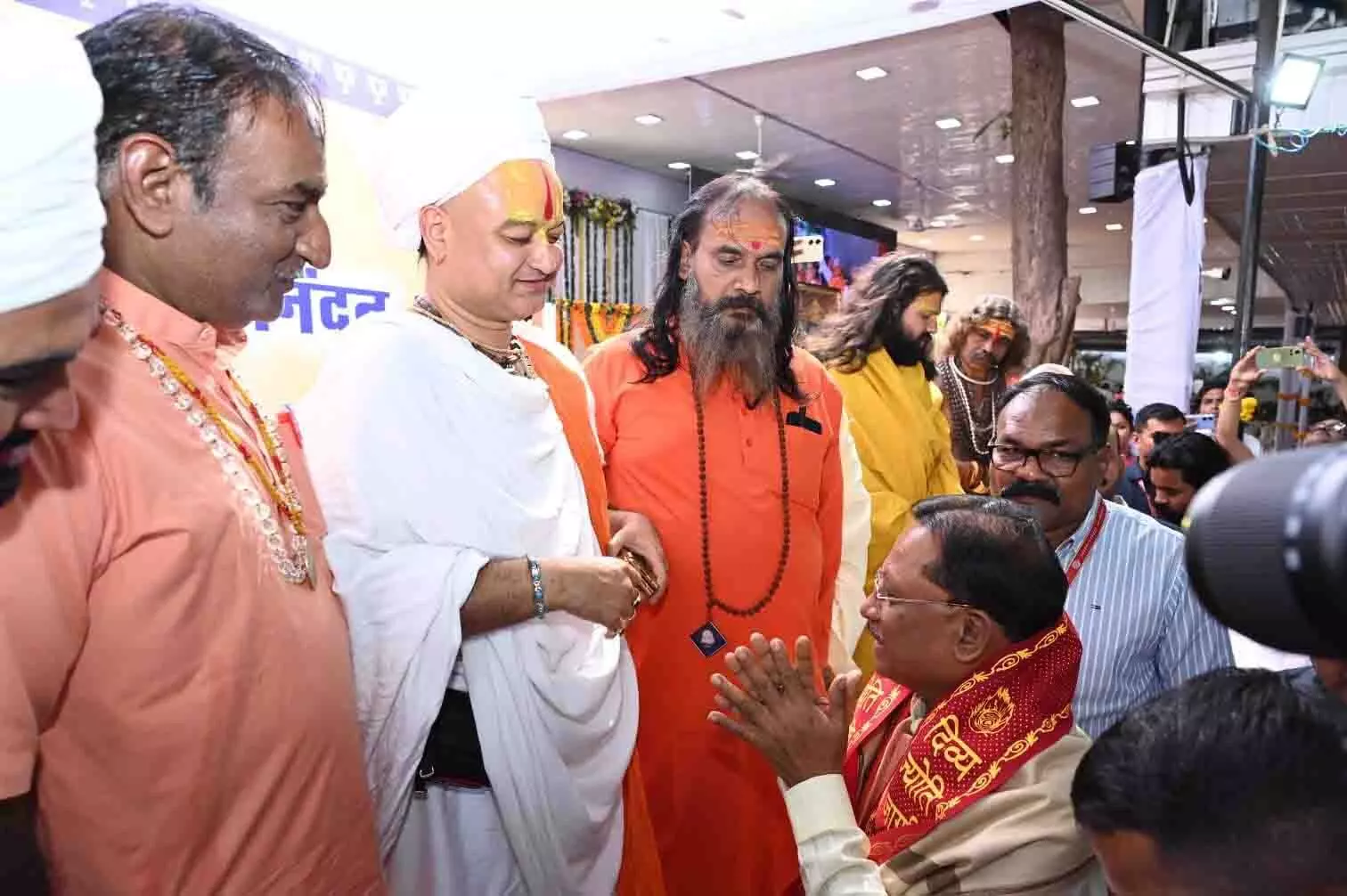साधु-संतों को मुख्यमंत्री विष्णुदेव साय ने किया प्रणाम 1 3597729 untitled 138 copy
