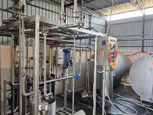 खाद्य विभाग की छापेमारी : रायपुर से सटे गांव में बड़े पैमाने पर नकली दूध, पनीर, दूध पाउडर, यूरिया, कैमिकल और आयल जब्त 1 3628864 untitled 44 copy