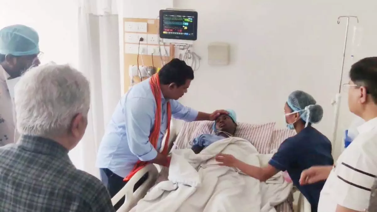 गृहमंत्री विजय शर्मा ने IED ब्लास्ट में घायल युवक का जाना हालचाल 1 3635560 untitled 40 copy
