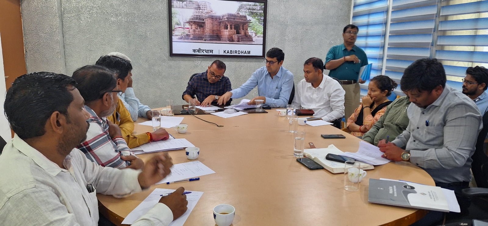 राजनैतिक दलों के प्रतिनिधियों की उपस्थिति में ईव्हीएम एवं व्हीव्हीपैट का किया गया प्रथम रेण्डमाईजेशन 1 IMG 20240327 WA0015