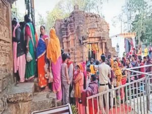 महाशिवरात्रि पर उमड़ी आस्था, मंदिरों में भक्तों की भीड़ विधि-विधान से श्रद्धालुओं ने की महादेव की पूजा-अर्चना 3 orig dbcl167671751163f0adc7168db18februarykawardha19 1676748236