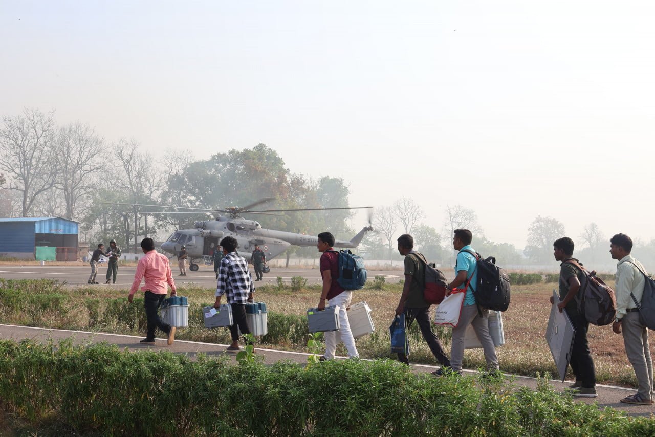 लोकसभा निर्वाचन-2024 : छत्तीसगढ़ में प्रथम चरण बस्तर संसदीय क्षेत्र के मतदान के लिए मतदान दलों की रवानगी शुरू 1 1713276202 ae416749582d0e43afce