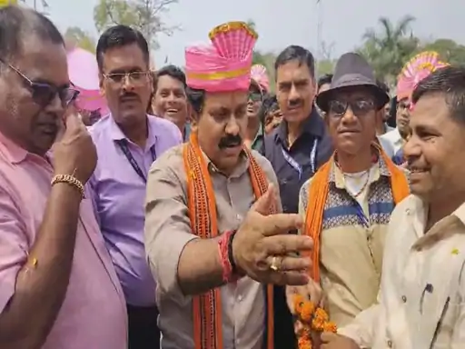 डिप्टी CM विजय शर्मा की सुरक्षा में बड़ी चूक:हेलीकॉप्टर लैंडिंग के वक्त नदारद रहे अधिकारी; स्थानीय युवक की बाइक पर बैठकर पहुंचे सांसद निवास 1 1713524181