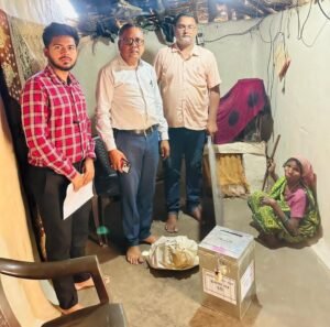 राजनांदगांव संसदीय क्षेत्र के अंतर्गत जिले के दोनों विधानसभा में डाकमत पत्र के माध्यम से मतदान कराने मतदान दल रवाना 2 WhatsApp Image 2024 04 15 at 2.03.50 PM